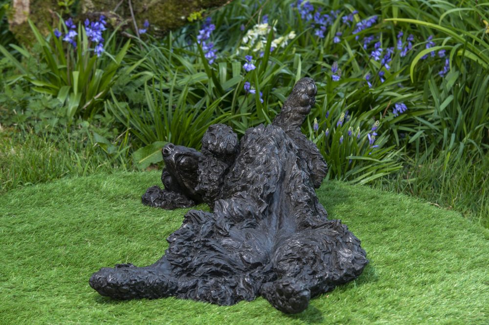 playing spaniel statue