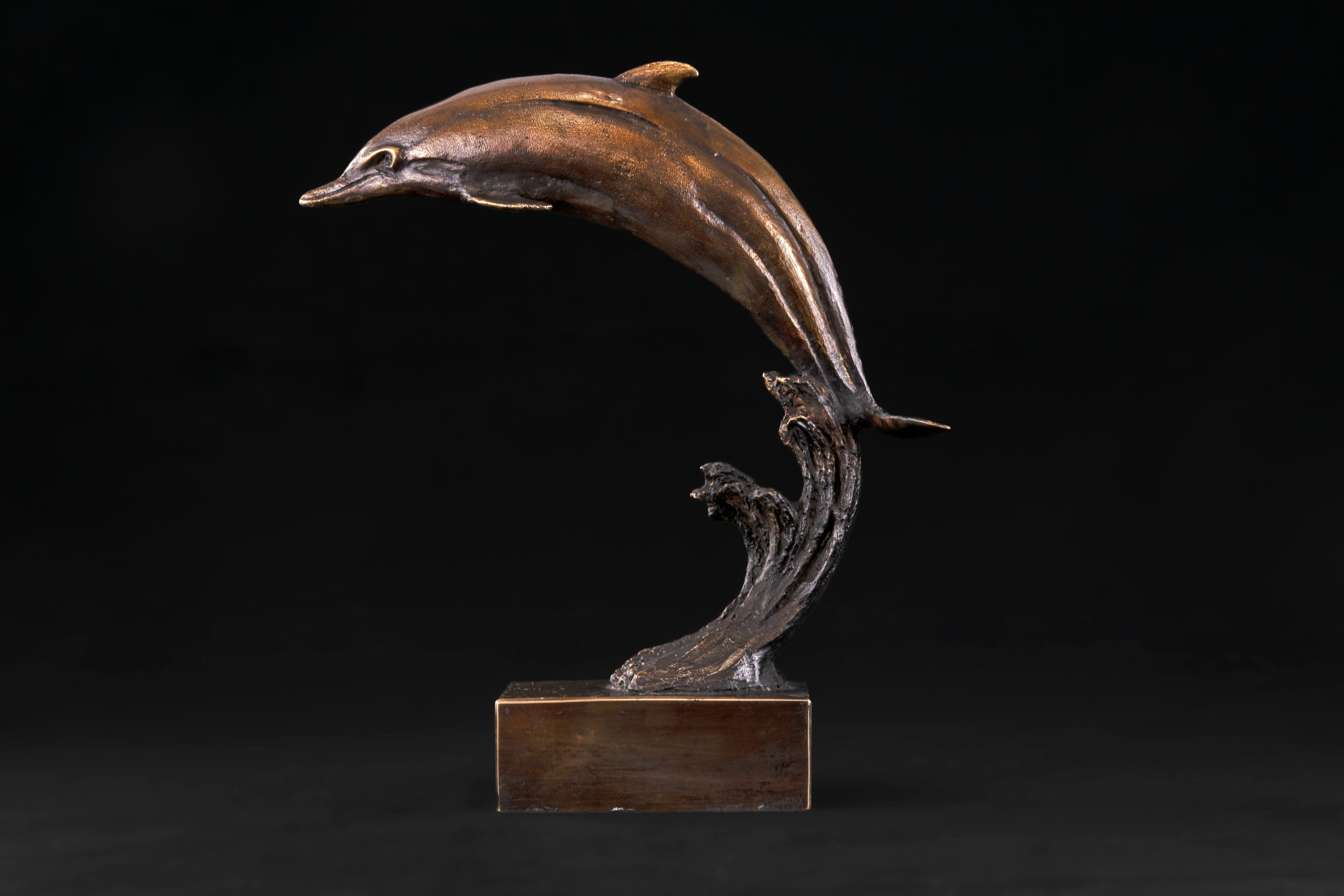 The Differences Between Bronze and Resin Sculptures