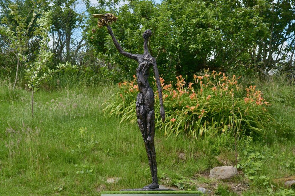 bronze bee sculpture
