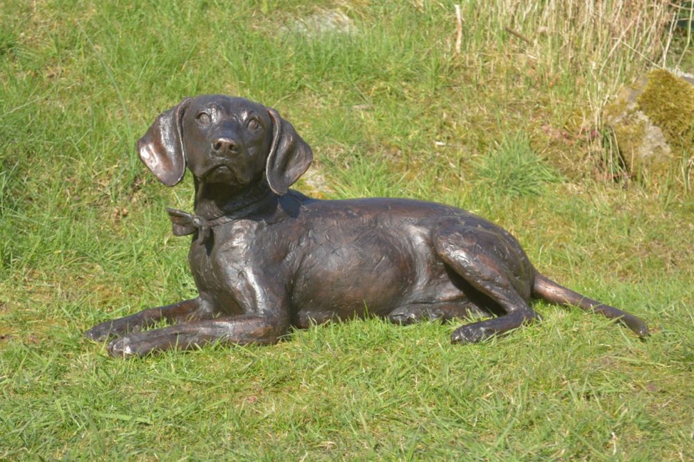 bronze spaniel beagle crossbreed statue