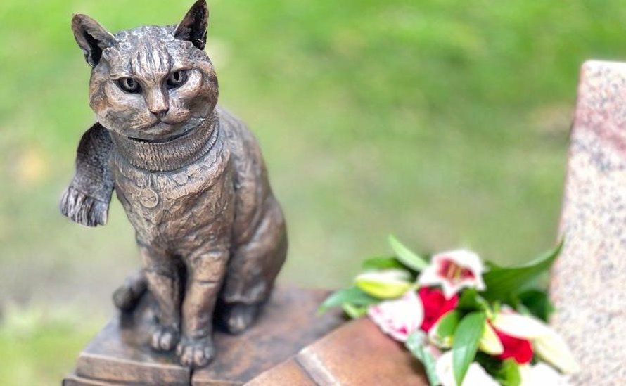 Streetcat bob statue in islington