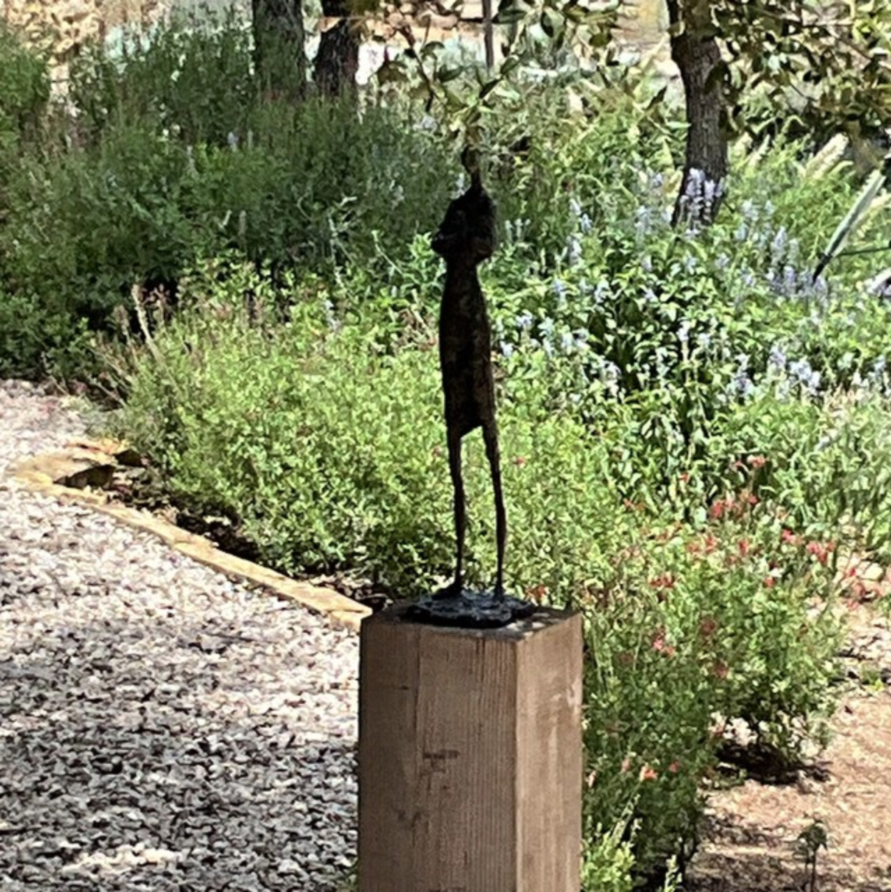 Vizsla sculpture right side view